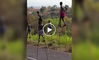 Племя Банна: в Эфиопии с детства ходят на ходулях