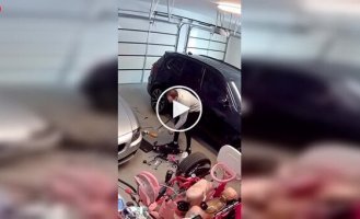 Неудача в гараже: ключ отлетел мужчине в голову и срикошетил в авто