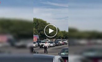 An unexpected reaction: a woman ran screaming to her car after the sound of the horn