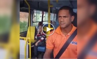 Трогательный момент: водитель автобуса получил цветы от детей