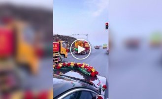 Жених приехал за невестой в кортеже из ассенизаторских машин