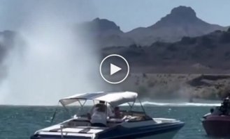 В США лодка с пассажирами взлетела в воздух и сделала сальто во время гонок