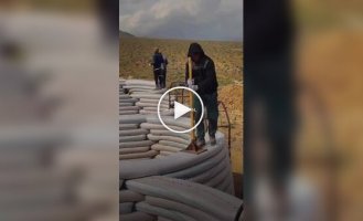 Как строят дома из утрамбованной земли по технологии SuperAdobe