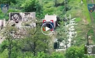 A Russian invader began to jump chaotically in the air after seeing a drone of Ukrainian marines