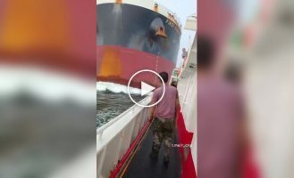 Два судна столкнулись недалеко от Сингапура