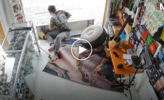 Владелец магазина разбил витрину, пытаясь прилечь отдохнуть