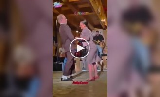 Офигенно танцует: необычный танец в костюме