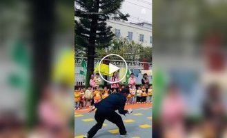 Неожиданный прием в перетягивании каната: соперников отвлекли конфетами