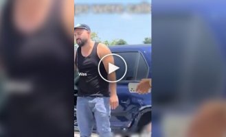 Конфликт из-за чаевых: официантка и бармен не дали уехать расплатившемуся клиенту