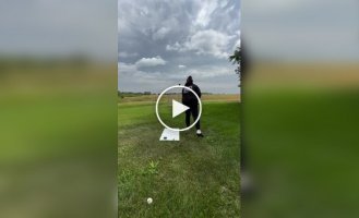 Невероятные хоккейные трюки в исполнении девушки