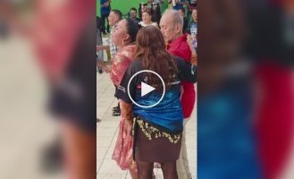 Дедушка на танцполе не ожидал такого внимания