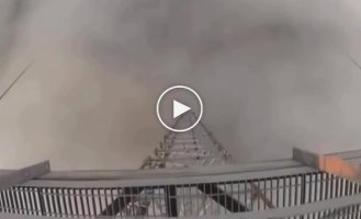 В США работяги поднимаются на башни высотой до 600 метров, чтобы поменять лампочку