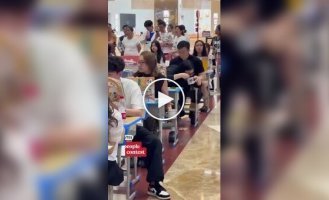 В Китае провели соревнования по «незаметному» поеданию риса
