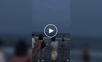 Дрон отчитал купающегося в море человека
