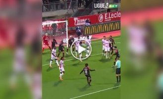 Футболист сам себе выбил зуб