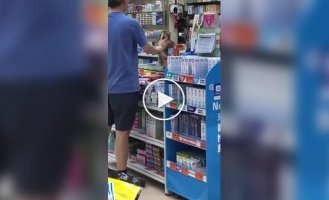 Чоловік пристає до пухнастого співробітника магазину