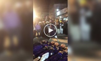 Опасное развлечение на улицах Индии