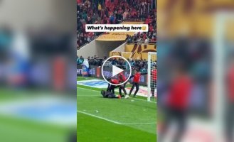 Ballboys attempt to take a towel from the Senegalese goalkeeper