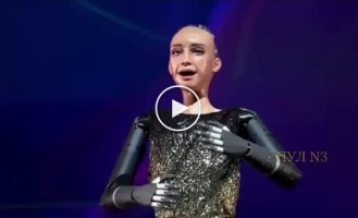 В Гонконге робот-гуманоид впервые спел с живым оркестром