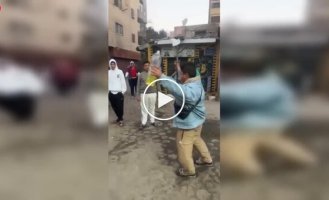 Парень впервые решил попробовать трюк с выдуванием огня и переоценил свои силы