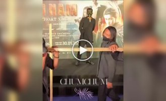 Смешной фейл: забыли подпилить доски для актеров