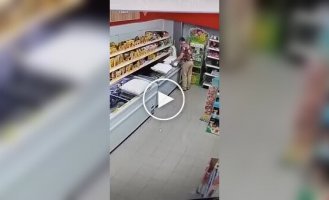 Мужчина чрезвычайно ответственно подошел к выбору подушки в магазине