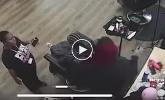 В США парикмахерша отстригла 11-летней девочке косы за отказ платить за опоздание