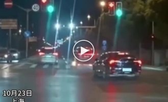 Возгорание электрического минивэна Li Mega в Шанхае: водитель и пассажир успели покинуть салон