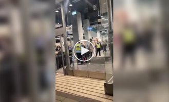 Кража одежды закончилась дракой: охрана сцепилась с девушками прямо в торговом зале