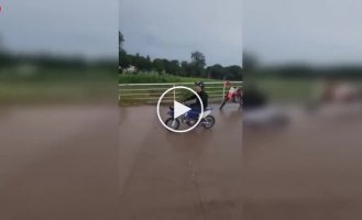 Проехать на большой скорости через лужу оказалось не лучшей идеей