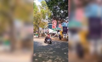 Вдоль дорог установили зеркала, чтобы люди не мочились на улицах