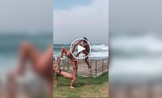 Три девушки создали невероятную акробатическую фигуру на пляже