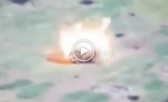 Российский мотоштурмовик летит в воздухе после наезда на мину