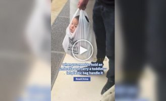 В Китае мужчина нес ребенка в пакете