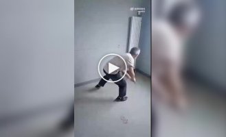 Строитель разобрал выполненный им ремонт из-за невыплаты зарплаты