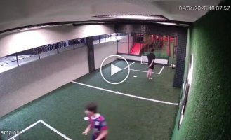 Подросток едва не погиб от удара током — друг спас его ценой риска для собственной жизни