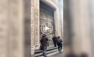 Bank door in Buenos Aires disappears underground every morning