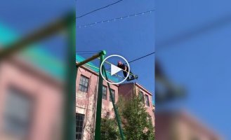 То, о чем мечтали дети во дворах: мужчина прокрутился на качелях вокруг оси