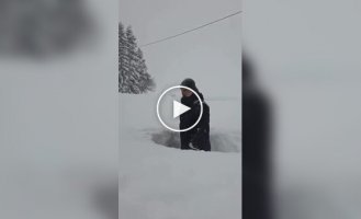 A man hilariously demonstrated that almost two meters of snow had accumulated