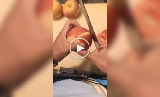 Перфекционист чистит яблоко: идеальная спираль