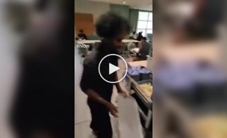 Британец показал, чем кормят мигрантов, живущих в отеле