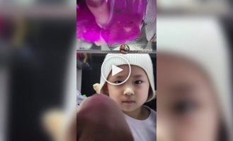 A father in China put his naked child in a cage “for safety”