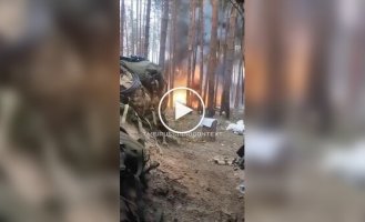 Уцелевшие оккупанты наблюдают из укрытия за детонацией своего склада боеприпасов