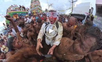 Американец побывал на индийском фестивале, где участники закидывают друг друга навозом