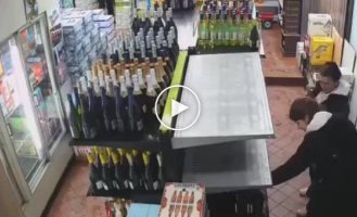Полка с дорогим вином рухнула после того, как девушки взяли бутылку