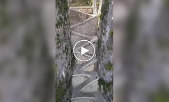 Lingpaishi Road: a real attraction for daredevils