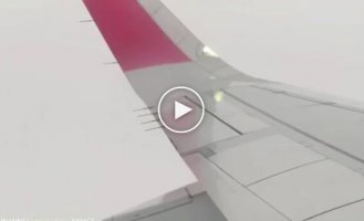 Ужас на высоте: молния попала в крыло самолета
