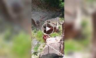 Как в Китае очищают горы от падающих камней