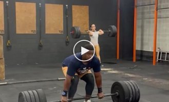 Тренировка с риском: маты подвели спортсмена во время подъема веса