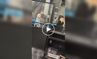 Девушка осушила бутылку текилы в аэропорту